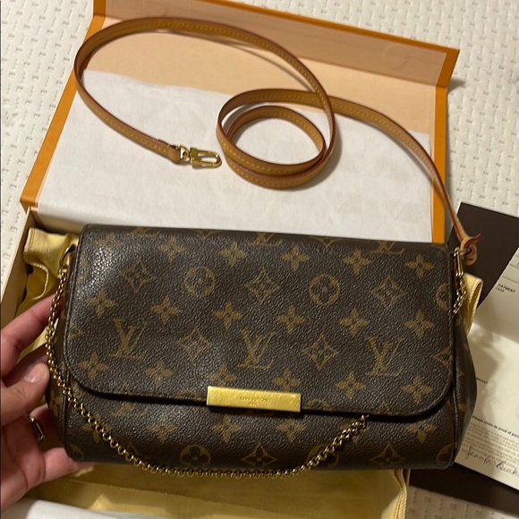 Louis Vuitton Favorite MM Monogram Crossbody Bag - Picture 2 of 16